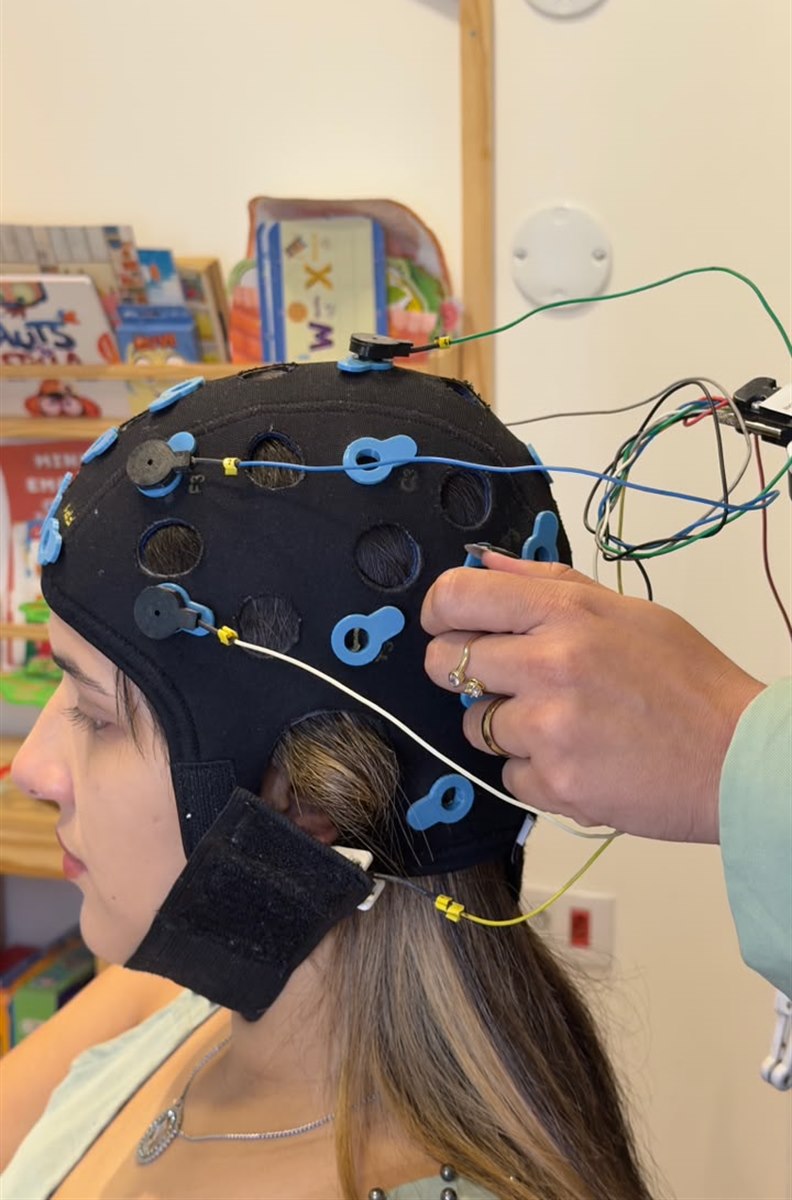 Aplicação de touca de eletrodos para leitura da atividade cerebral