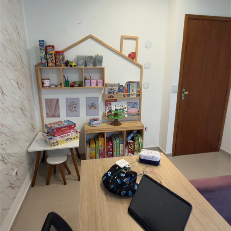 Espaço com materiais e jogos utilizados nos atendimentos